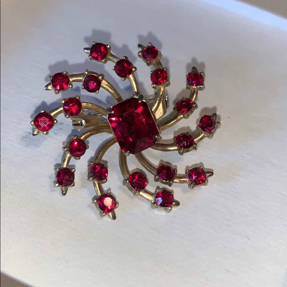 Beautiful VINTAGE Red Brooch✨❤️
